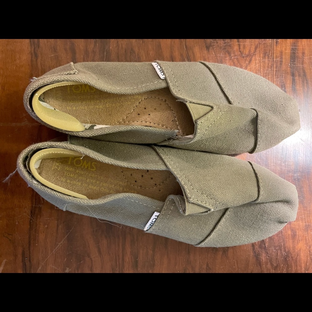 Toms army green size 7